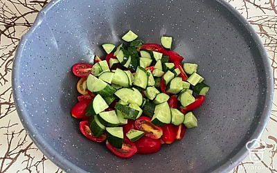 Нарежьте помидорки и огурцы.