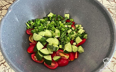 Зеленый лук мелко порубите и добавьте к салату.