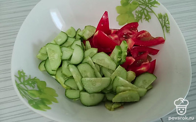 Огурцы нарежьте полукольцами, помидоры — небольшими дольками. 