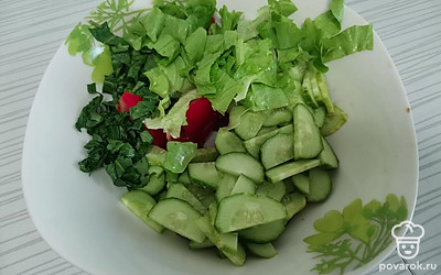 Добавьте крупно нарезанные листья салата и руколу. 