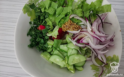 Синий лук нарежьте полукольцами и добавьте в салатник. Добавьте зернистую горчицу. 