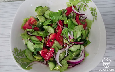 Посолите по вкусу и заправьте оливковым маслом. 