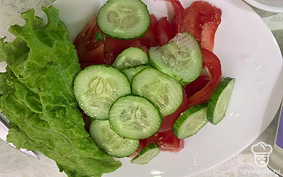 Нарежьте огурцы тонкими кольцами.