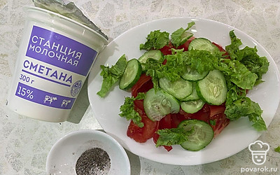 Салатный лист нарежьте или порвите.