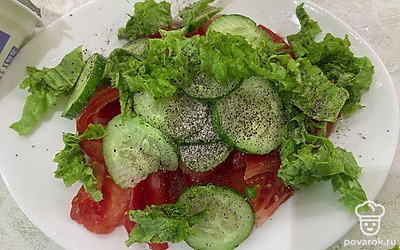 Посолите и поперчите по вкусу.