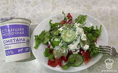 Все ингредиенты хорошо перемешайте, дайте салату настояться.