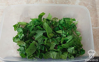 Мелко нарежьте шпинат.