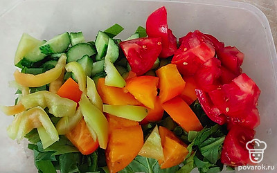 Добавьте перец, помидор и огурцы.