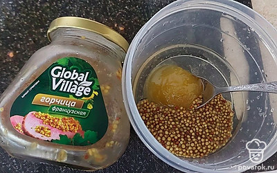 Приготовьте заправку. Соедините масло, мед, горчицу и соль.