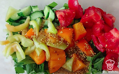 Добавьте заправку в салат.