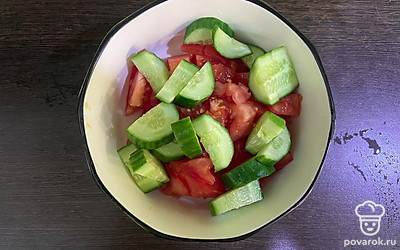Огурец и помидор нарежьте небольшими кусочками и отправьте в салатницу.