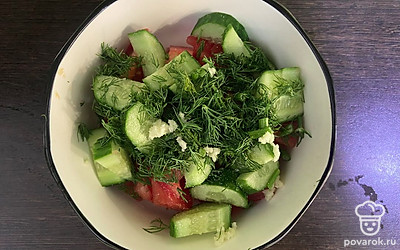 Добавьте мелко нарезанную зелень, выдавите зубчик чеснока, посолите по вкусу.