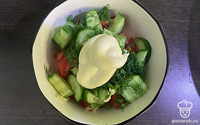 Добавьте майонез и перемешайте. 