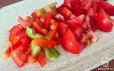 Перец нарежьте соломкой, помидоры — небольшими кусочками.