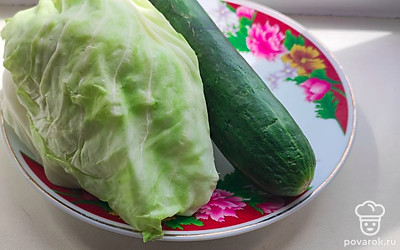 Салат готовится из простых продуктов: молодой капусты и свежего огурца.