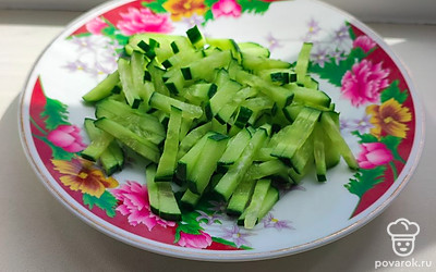 Огурец вымойте и нарежьте соломкой.