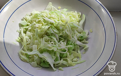 Капусту нашинкуйте и немного помните руками, предварительно посолив.