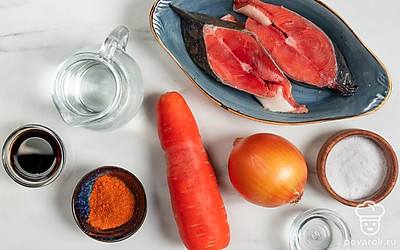 Разморозьте горбушу при необходимости. Вымойте рыбу, обсушите и очистите от костей и кожи. Помойте и почистите лук и морковь. Подготовьте пищевую пленку. 