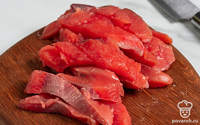 Нарежьте горбушу небольшими полосками. 