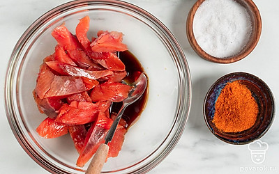 Посыпьте рыбу солью и красным молотым перцем. Еще раз тщательно перемешайте, чтобы специи впитались.