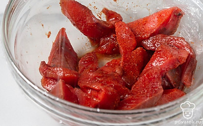 Накройте миску с горбушей пищевой пленкой, а затем уберите в холодильник или другое прохладное место минимум на 30 минут.