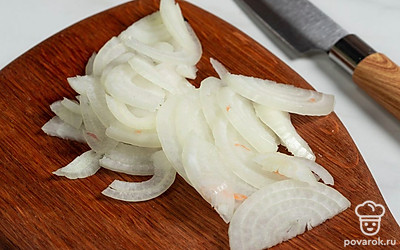 Нарежьте репчатый лук тонкими полукольцами