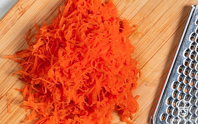 Измельчите морковь на крупной или средней терке.