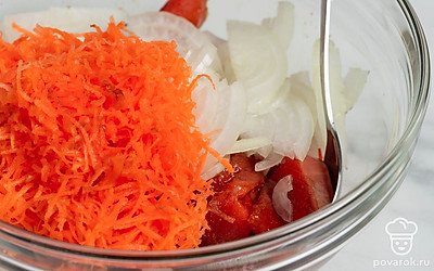 Достаньте маринованную рыбу из холодильника. Добавьте к ней нарезанный лук и морковь. Хорошо перемешайте.