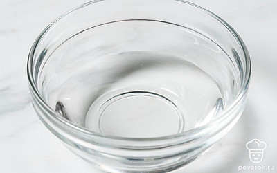 Влейте воду в небольшую емкость.