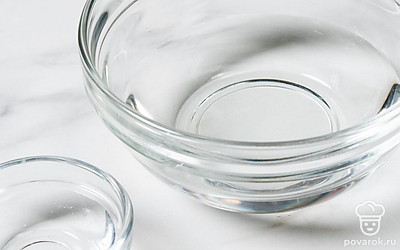 Добавьте в воду уксусную кислоту. Тщательно перемешайте