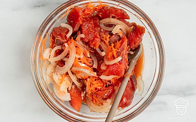 Влейте получившуюся заправку в миску с закуской. Снова тщательно перемешайте.