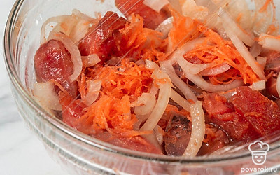 Накройте готовую закуску пленкой. Уберите ее в холодильник еще раз на 30-40 минут, чтобы она настоялась, а затем выложите на тарелку для подачи.