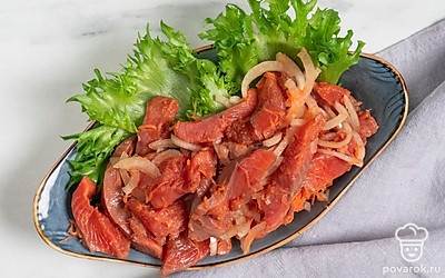 Выложите готовую корейскую закуску на листья зеленого салата, а затем подайте ее на стол в охлажденном виде.