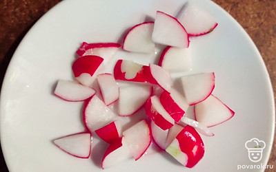 Нарежьте редис.