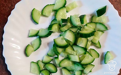 Нарежьте огурцы.