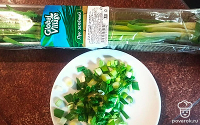 Нарежьте зеленый лук.