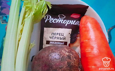 Подготовьте все ингредиенты. Помойте овощи. Свеклу и морковь почистите. 