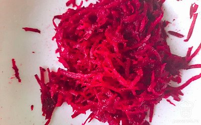 Свеклу натрите на терке для корейской моркови.