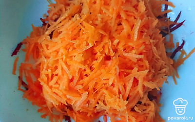 Морковь натрите на терке.