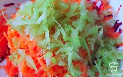 Сельдерей натрите на крупной терке.