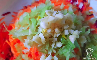 Мелко нарежьте чеснок, добавьте к остальным овощам.