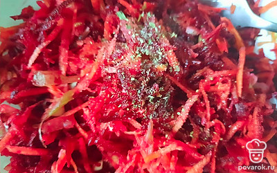 Все перемешайте. Добавьте соль, перец, фенхель или другие любимые приправы. Заправьте маслом и сбрызните лимонным соком.