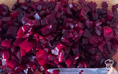 Свеклу отварите и нарежьте кубиками.