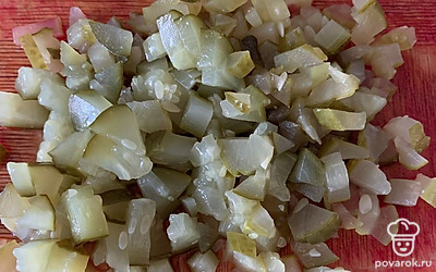 Огурец нашинкуйте кубиками.
