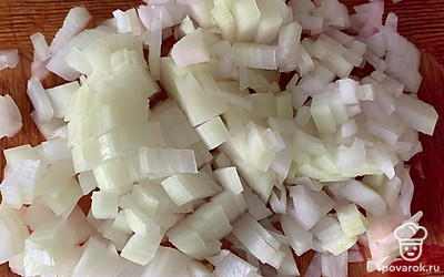 Лук измельчите.