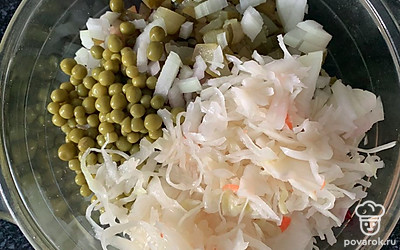 Добавьте горошек, квашеную капусту с клюквой.