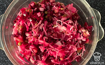 Перемешайте, посолите. Салат готов. Отправьте его ненадолго в холодильник. Заправьте блюдо подсолнечным маслом.