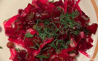 Подавайте салат порционно, посыпав зеленью.