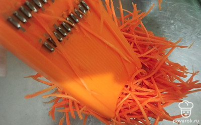 Морковь очистите и натрите на терке для корейской моркови.