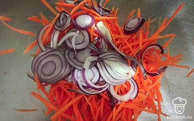 Лук нашинкуйте тонкими полукольцами.